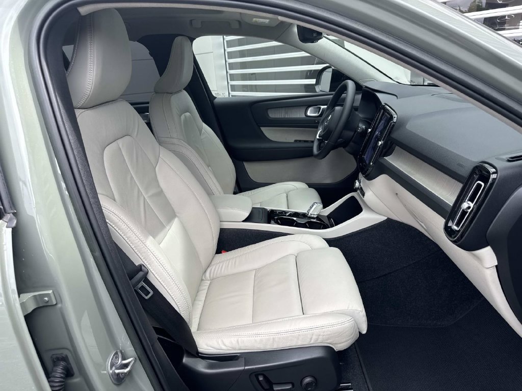 Used 2023 Volvo XC40 B5 Ultimate w/ Climate Package AWD/4WD image 9