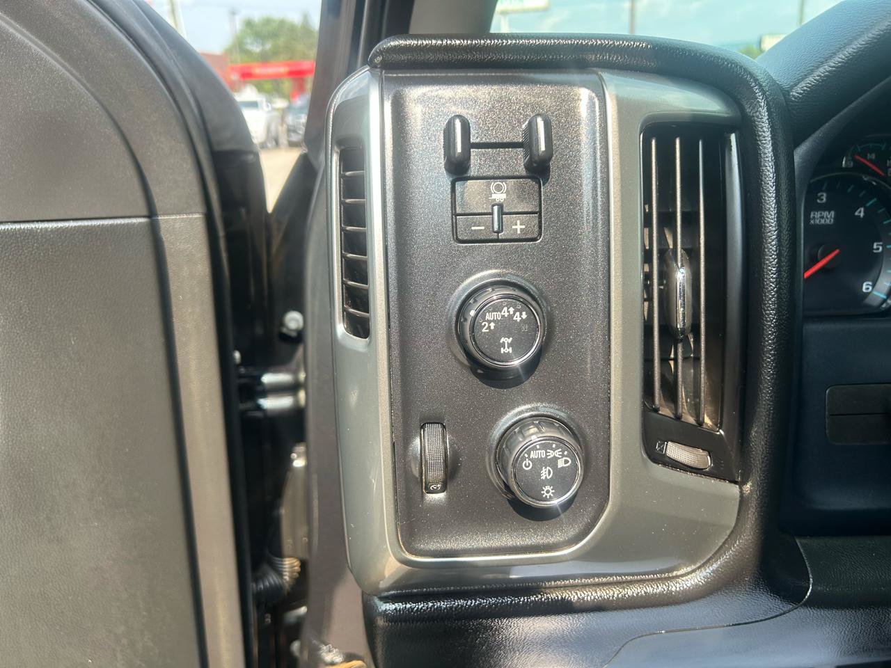 Used 2018 Chevrolet Silverado 1500 LT w/ All Star Edition AWD/4WD image 17