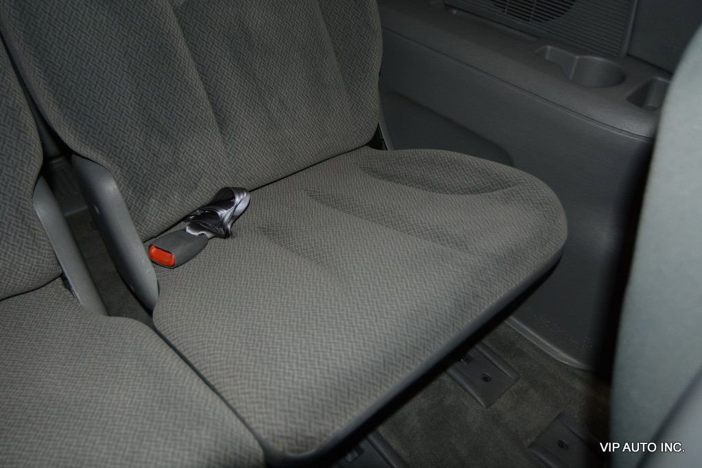 Used 2006 Chrysler Town & Country FWD image 28