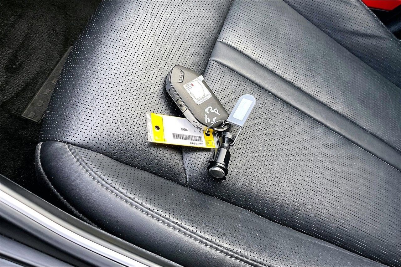 Used 2024 Kia Sorento S image 33