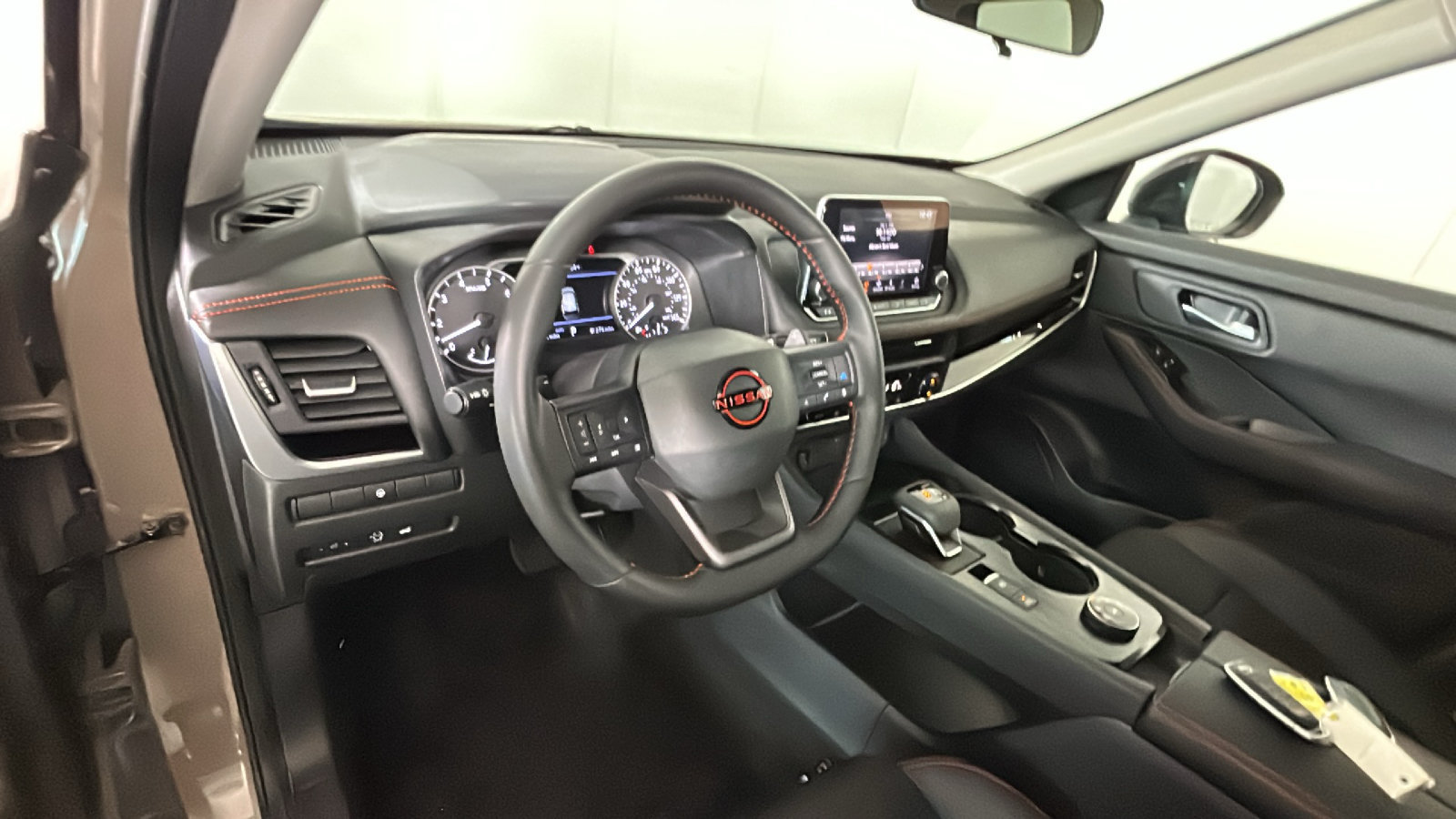 Used 2025 Nissan Rogue SV AWD/4WD image 17