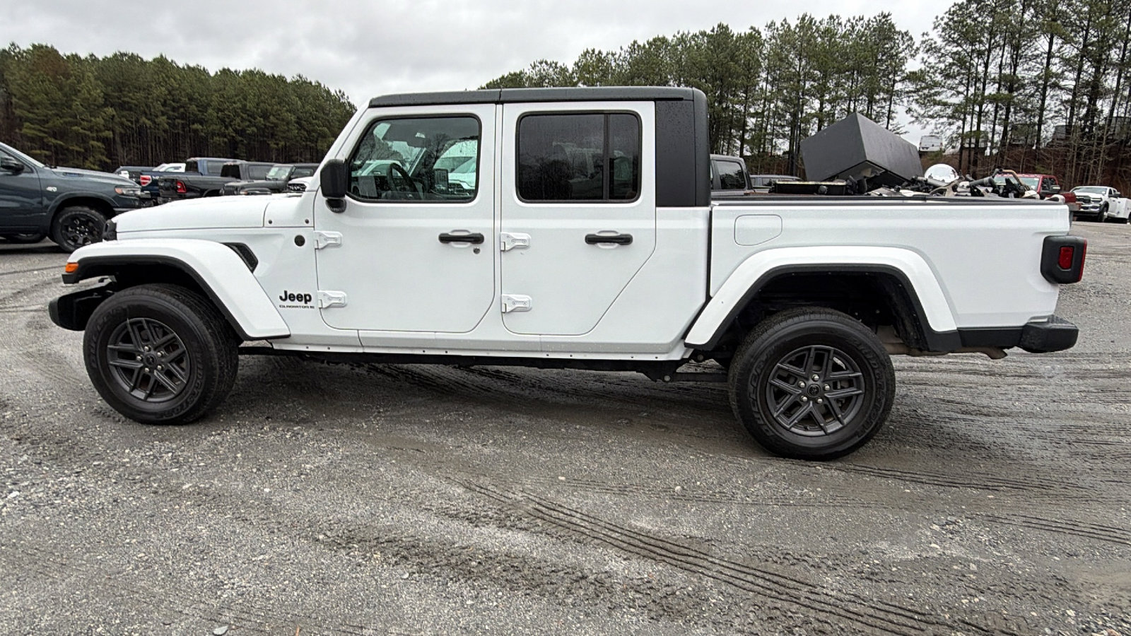 Used 2024 Jeep Gladiator Sport image 11