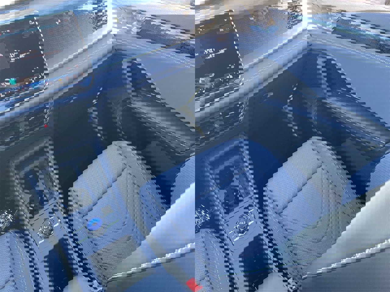 New 2025 Volkswagen Tiguan SE image 12