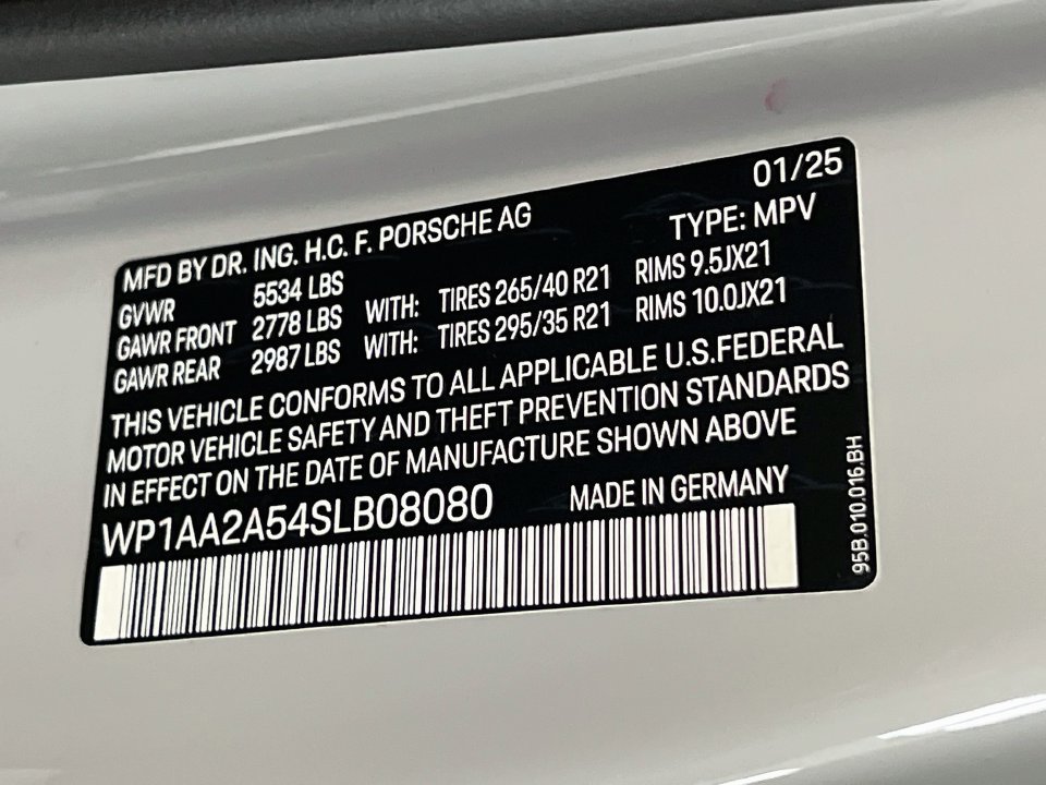 Certified 2025 Porsche Macan AWD/4WD image 35