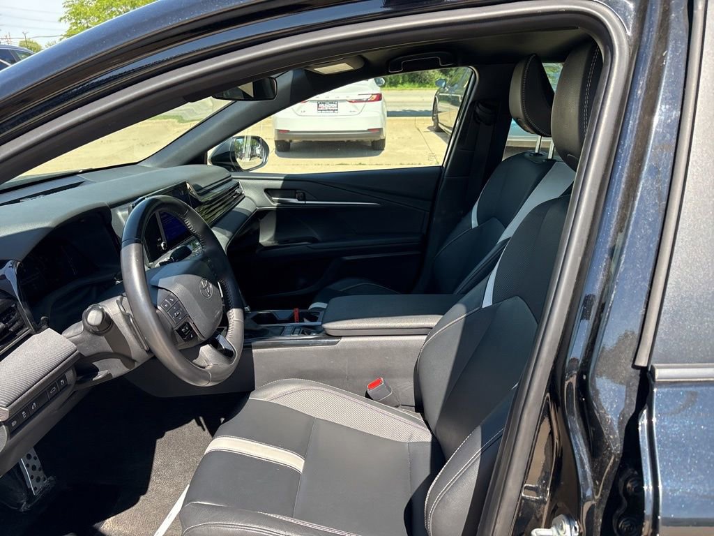 Used 2025 Toyota Camry SE FWD image 11