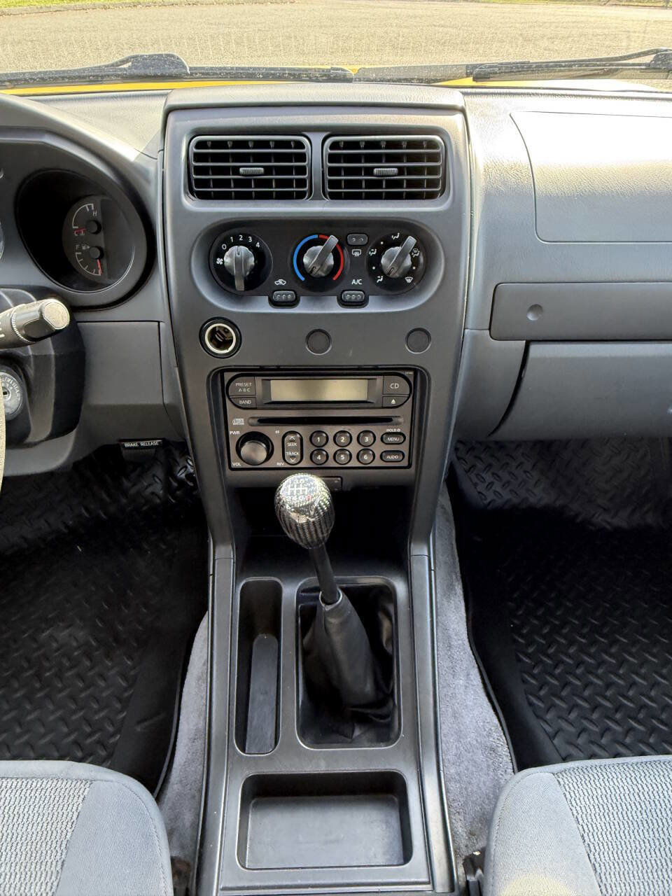 Used 2002 Nissan Frontier XE image 25