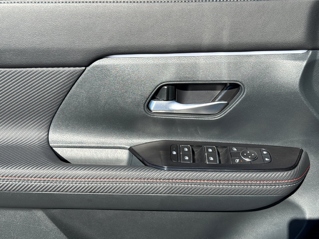 Used 2025 Nissan Kicks SR w/ SR Premium Package FWD image 10