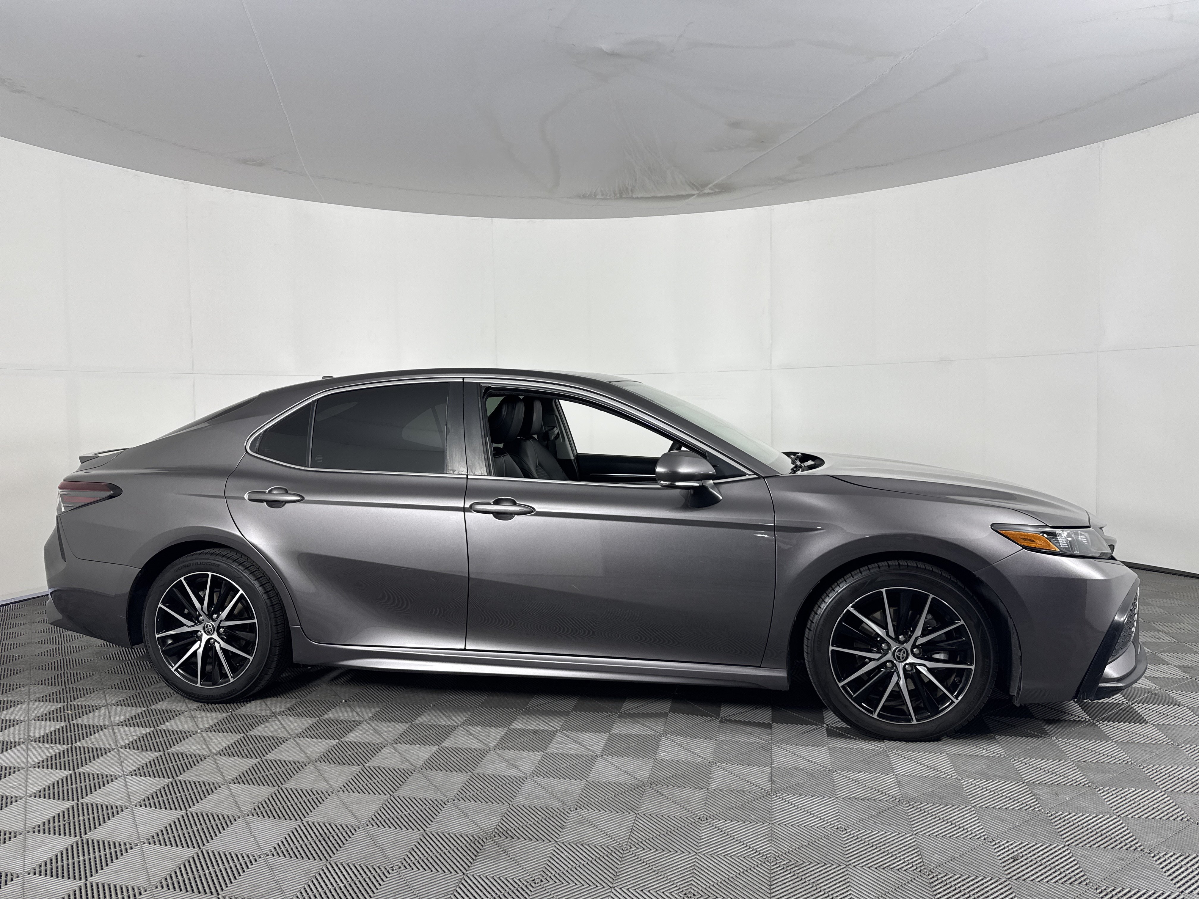 Used 2023 Toyota Camry SE w/ Audio Upgrade Package FWD image 3