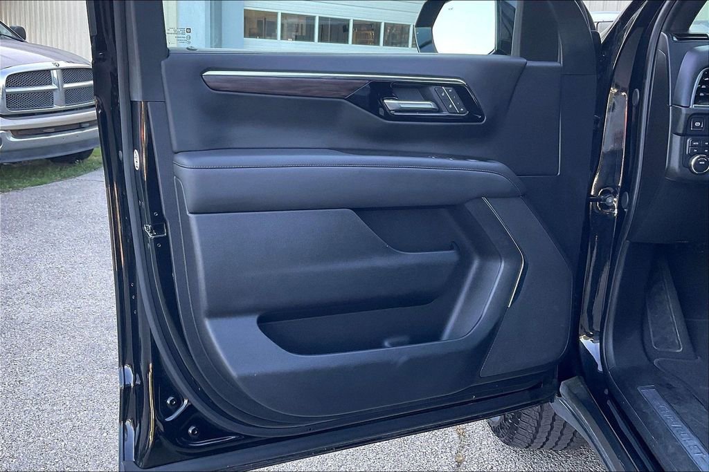 Used 2025 Chevrolet Suburban Z71 AWD/4WD image 22