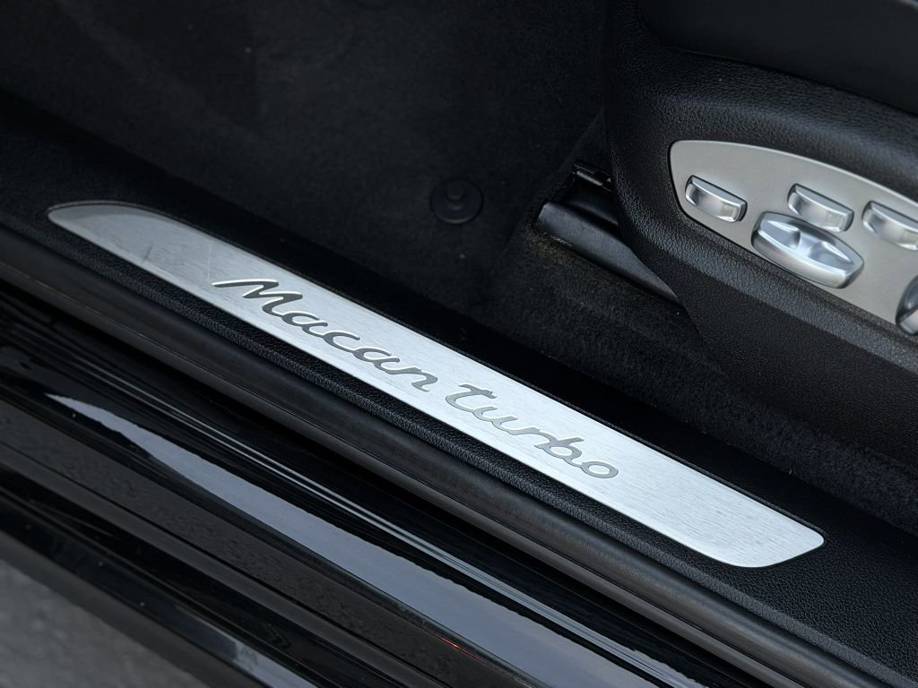 Used 2020 Porsche Macan Turbo AWD/4WD image 13