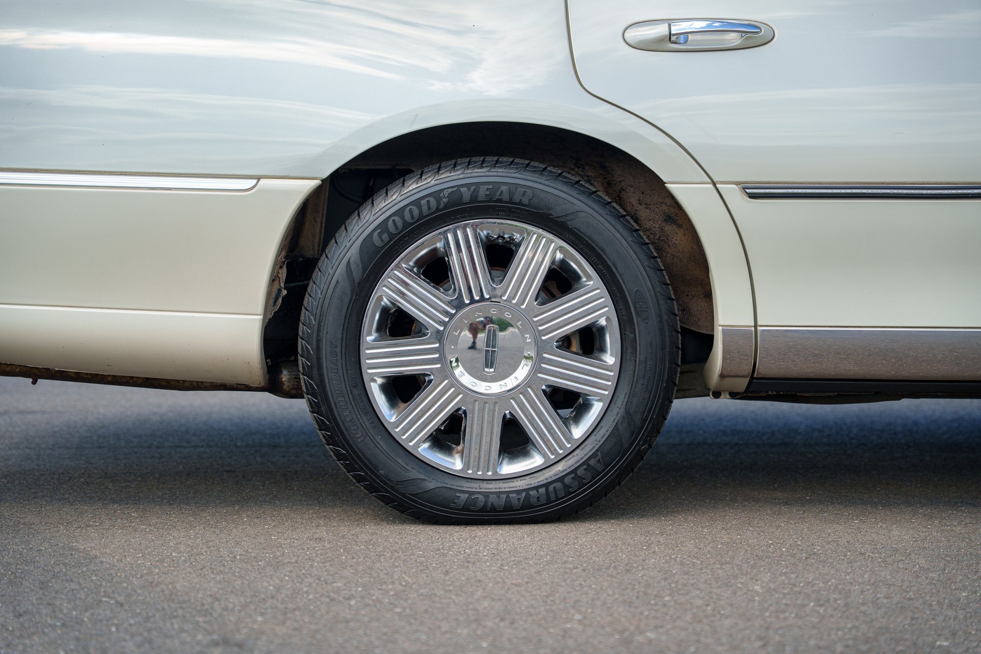 Used 2004 Lincoln Town Car Ultimate RWD image 17