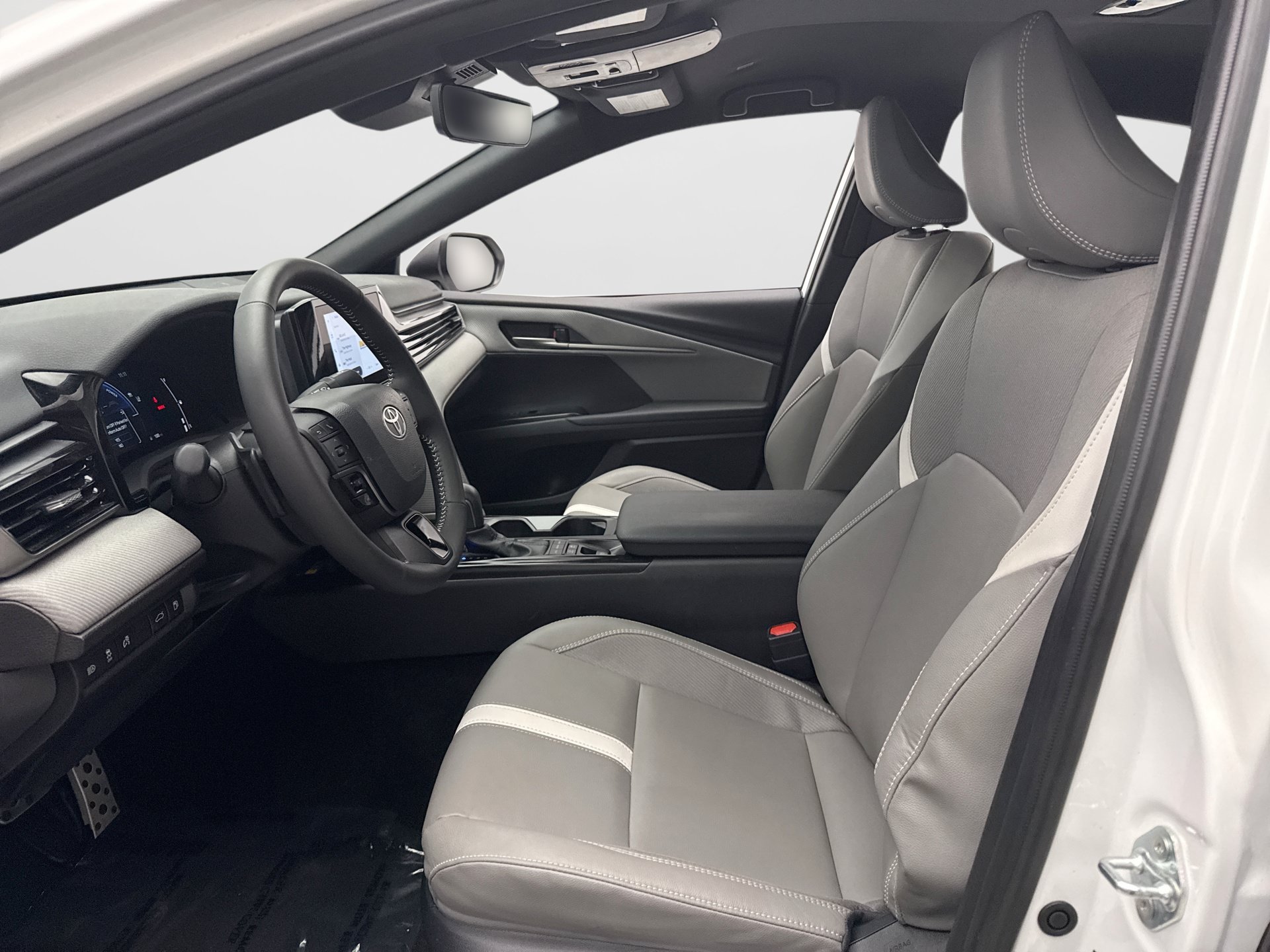 Used 2025 Toyota Camry SE w/ Convenience Package FWD image 10