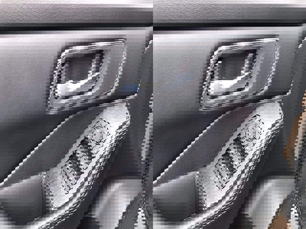 Used 2025 Nissan Rogue SV image 21