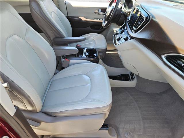 Used 2017 Chrysler Pacifica Touring-L FWD image 25