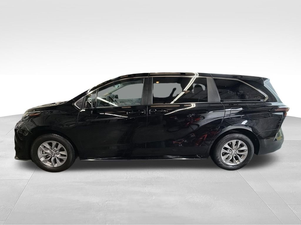 Used 2024 Toyota Sienna LE FWD image 5