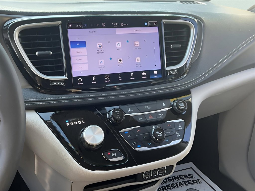 Used 2024 Chrysler Pacifica Select image 20