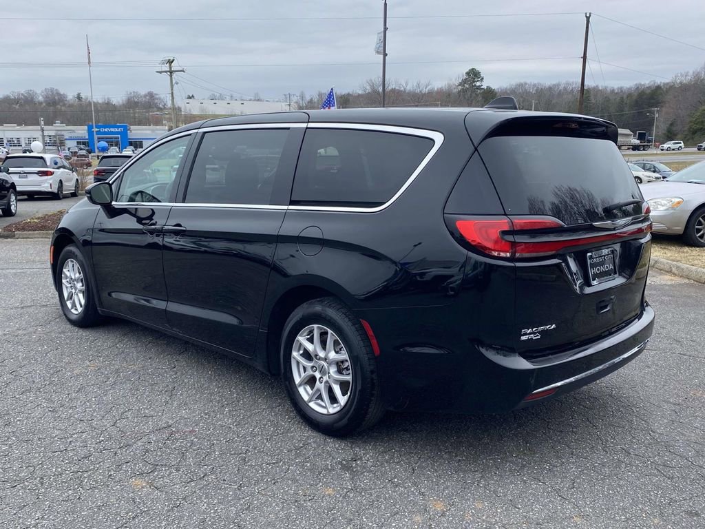 Used 2024 Chrysler Pacifica Touring-L image 3