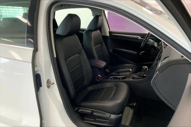 Used 2018 Volkswagen Passat 2.0T SE FWD image 12