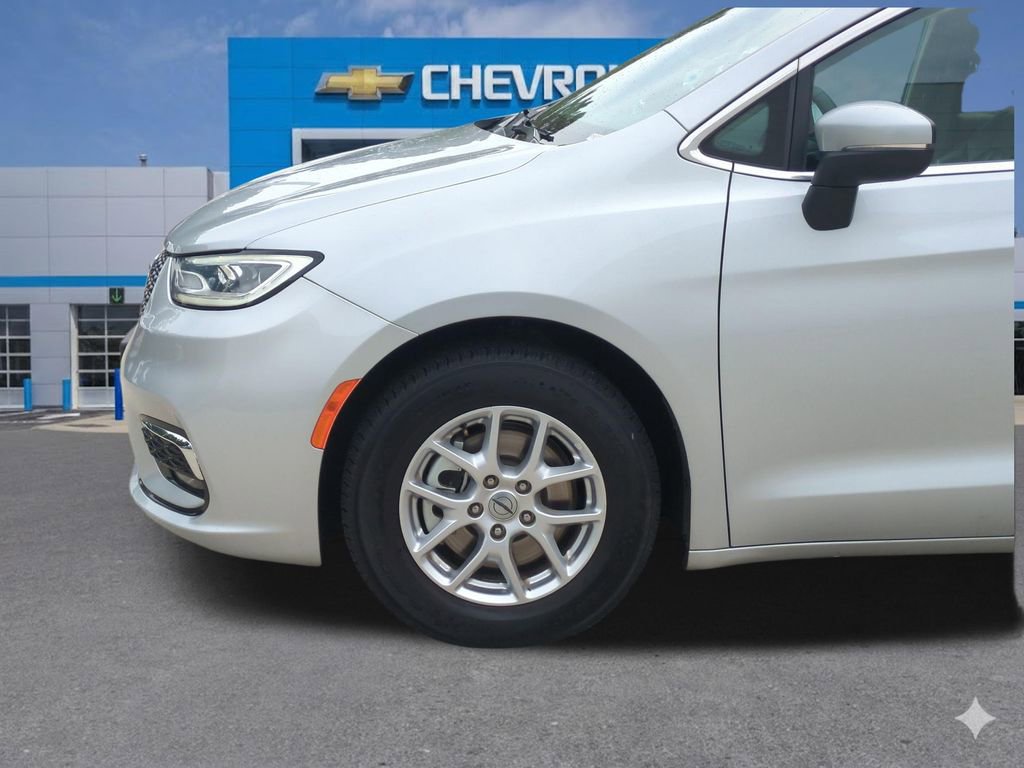 Used 2023 Chrysler Pacifica Touring-L FWD image 11