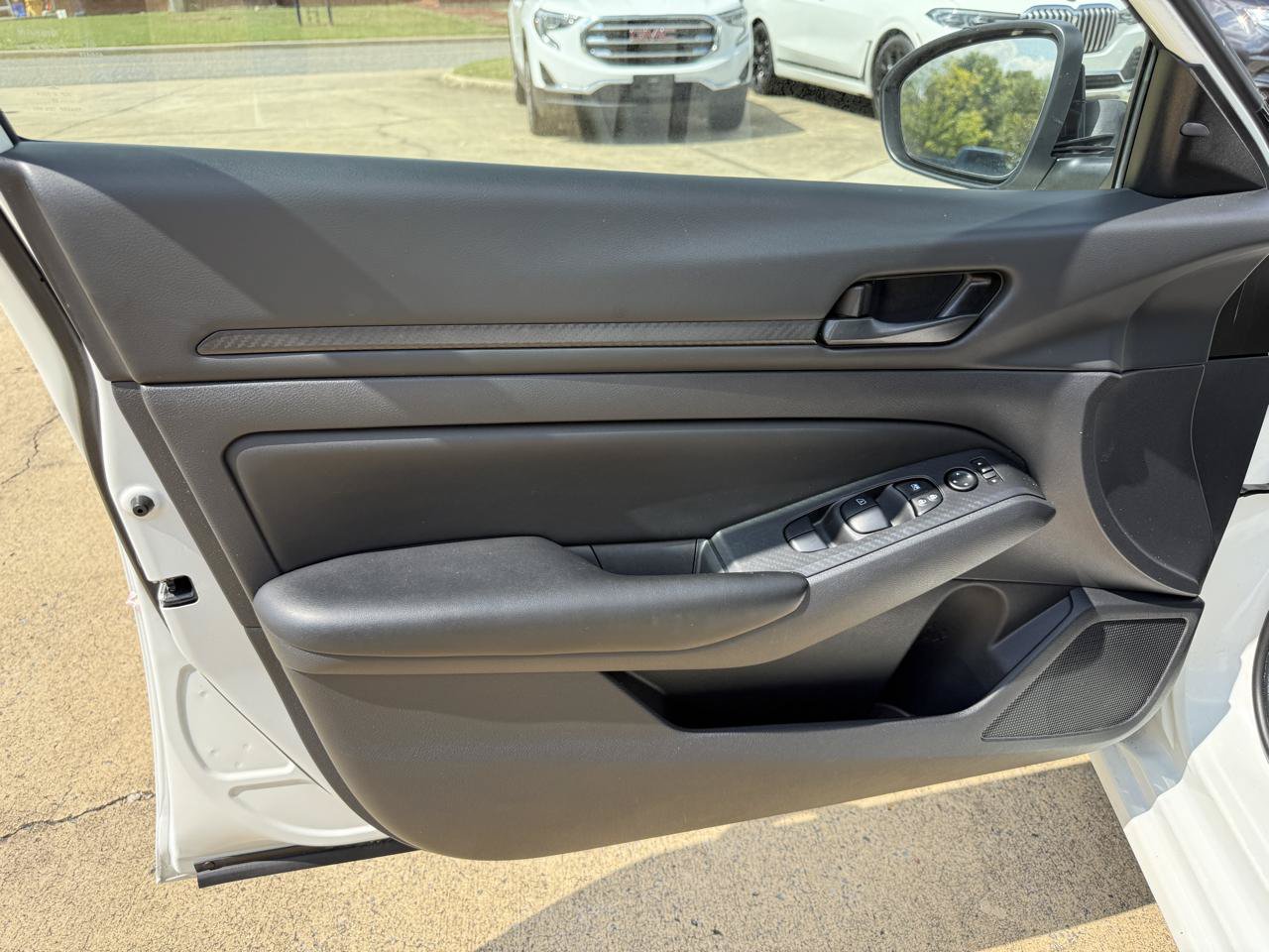 Used 2025 Nissan Altima 2.5 S FWD image 10