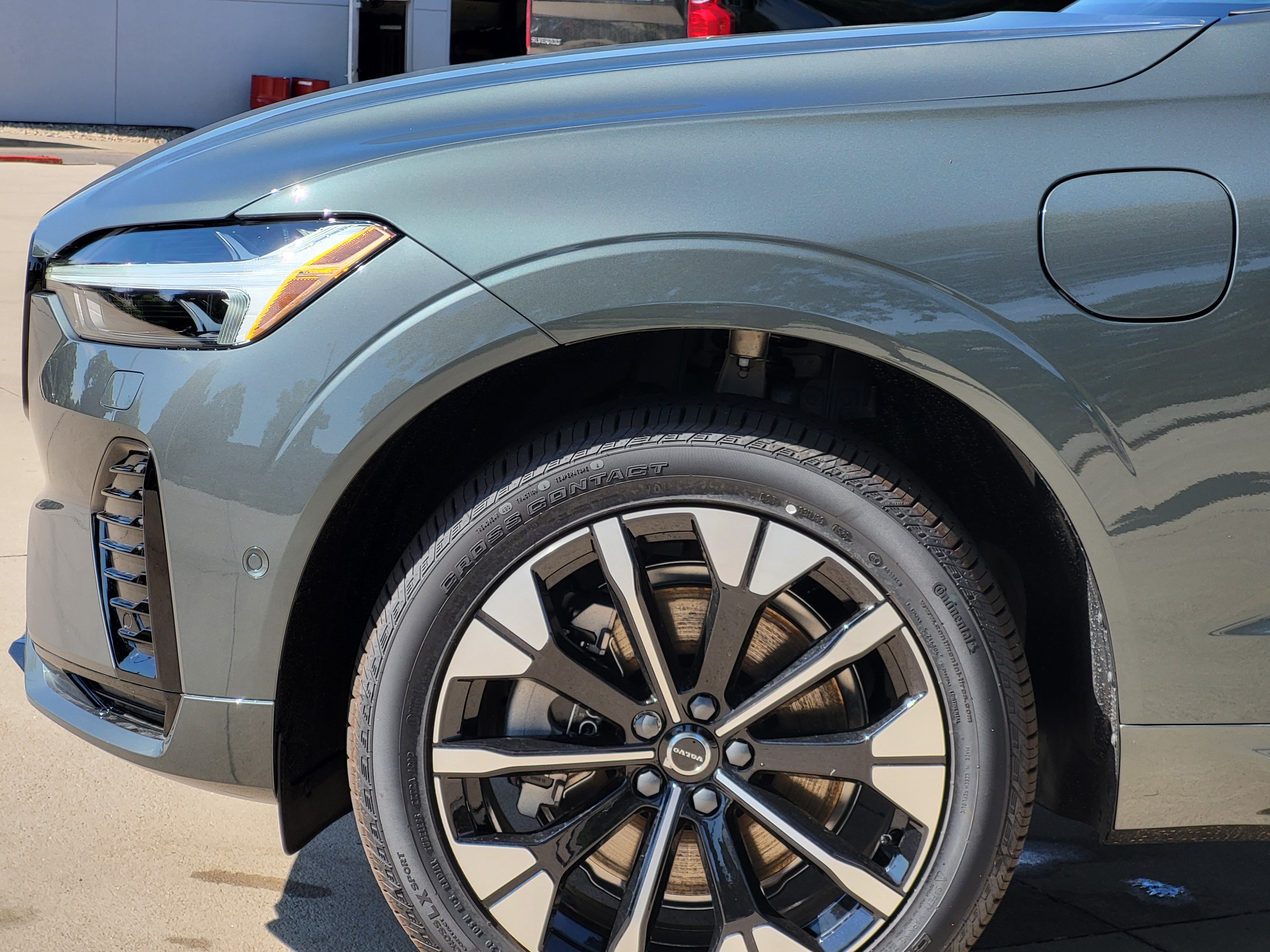 New 2026 Volvo XC60 T8 Plus w/ Protection Package Premier AWD/4WD image 6