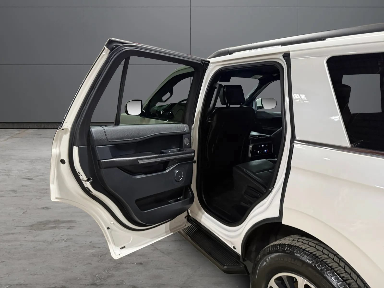 Used 2018 Ford Expedition XLT AWD/4WD image 18