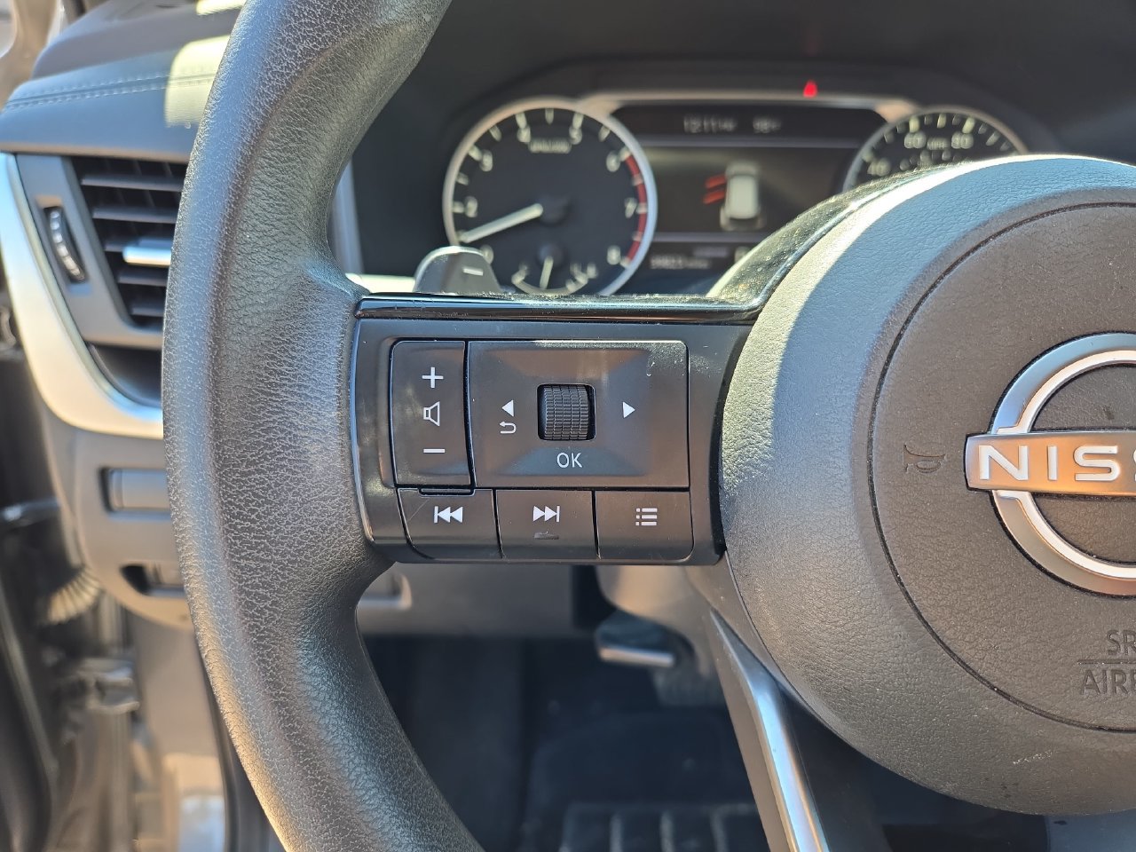 Used 2023 Nissan Rogue SV FWD image 11