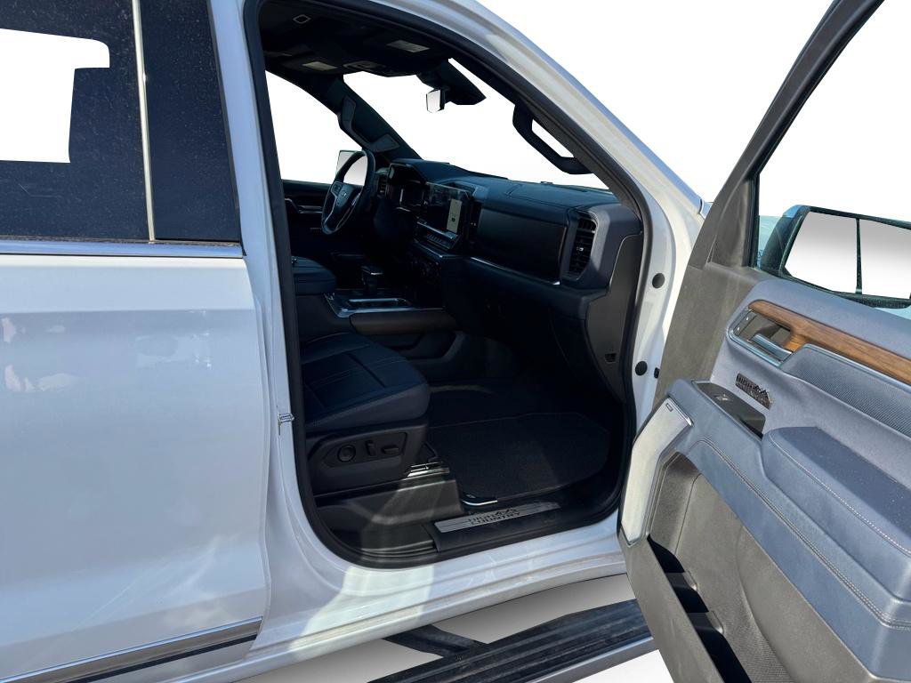 Used 2024 Chevrolet Silverado 1500 High Country image 3