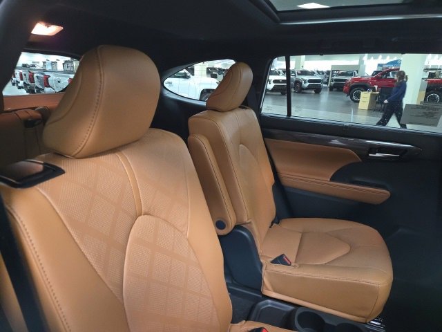 New 2026 Toyota Highlander Platinum image 12