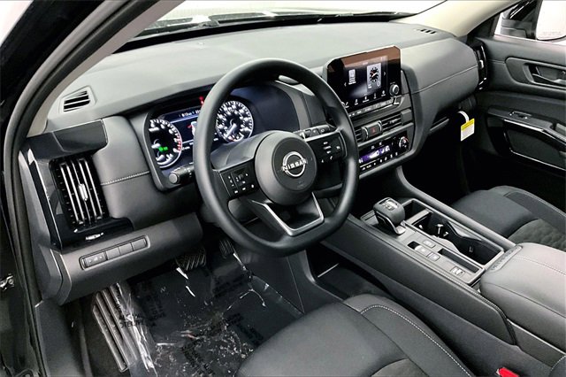 New 2025 Nissan Pathfinder S image 6