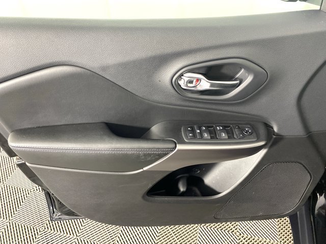 Used 2019 Jeep Cherokee Latitude w/ Popular Appearance Group AWD/4WD image 13