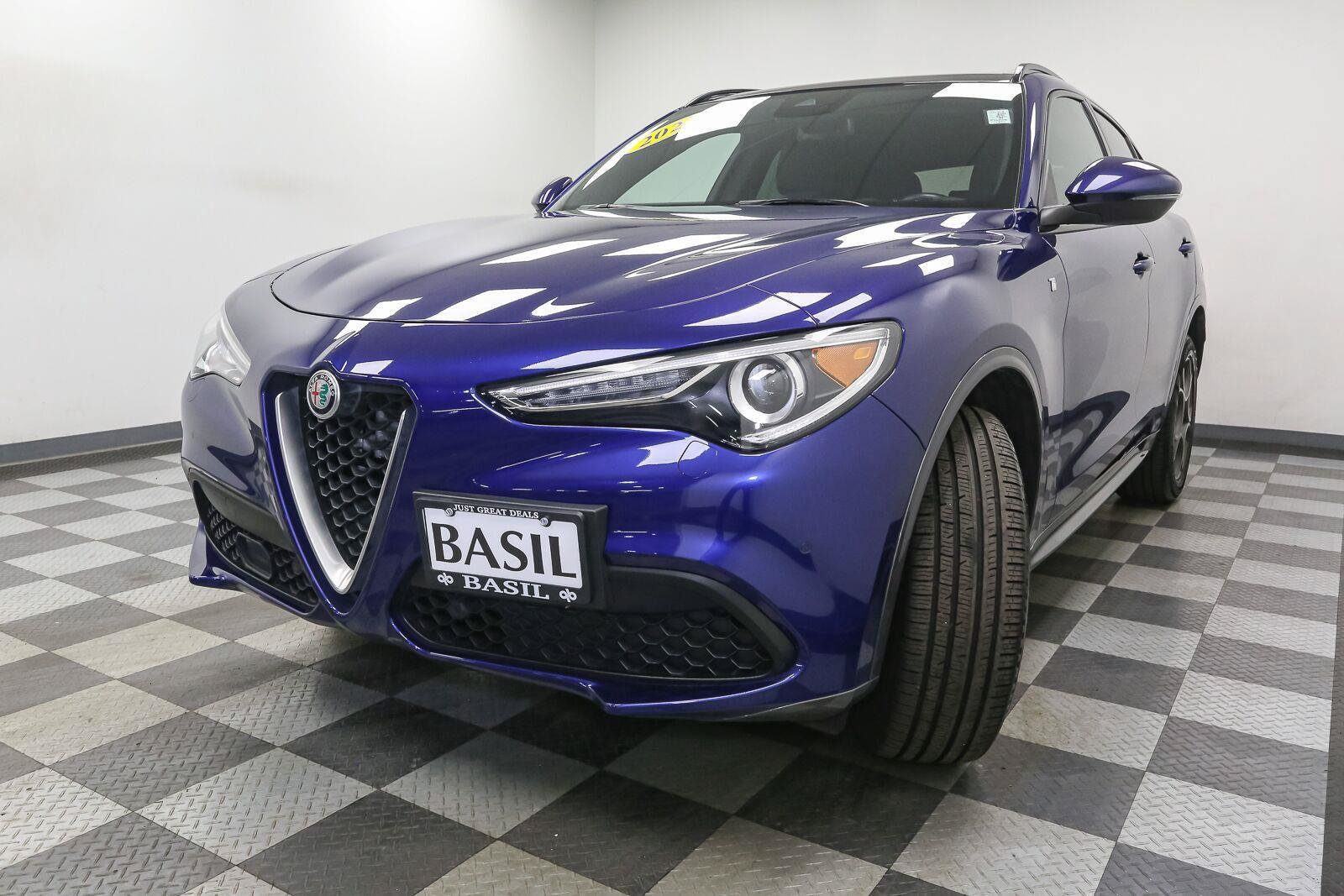 Used 2023 Alfa Romeo Stelvio Ti AWD/4WD image 4