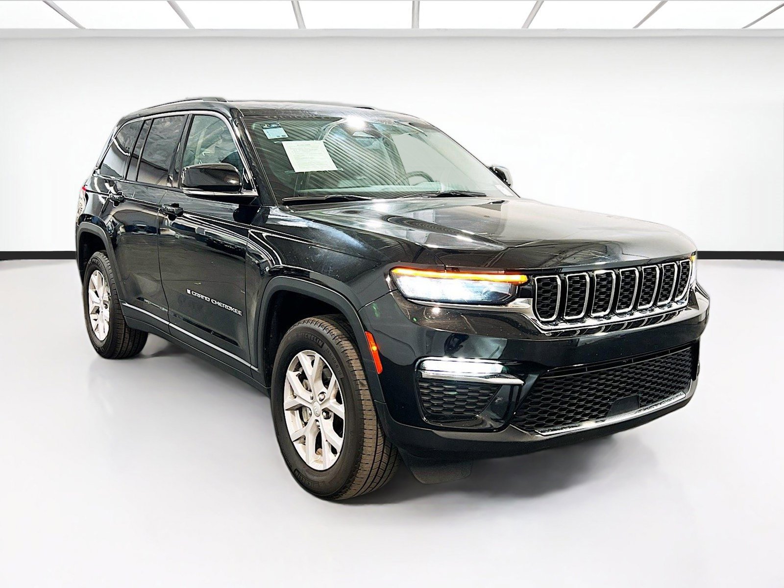 Used 2024 Jeep Grand Cherokee Limited AWD/4WD image 3