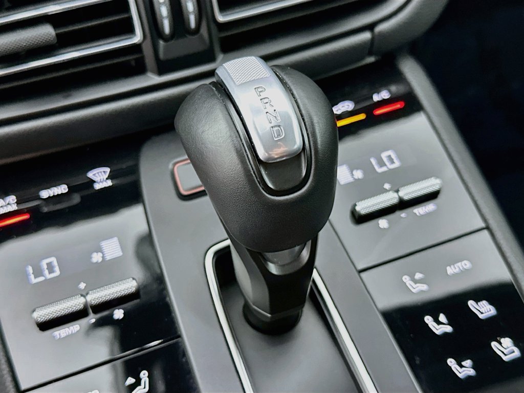 Certified 2024 Porsche Macan AWD/4WD image 19
