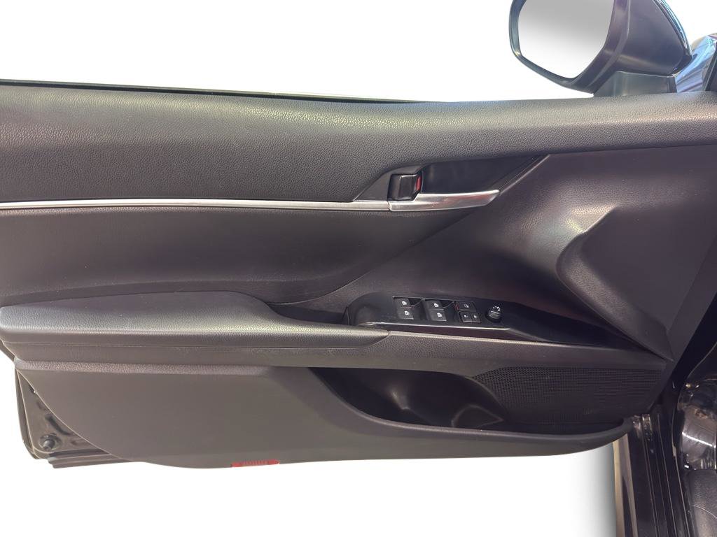 Used 2020 Toyota Camry SE w/ Sunroof Package image 14