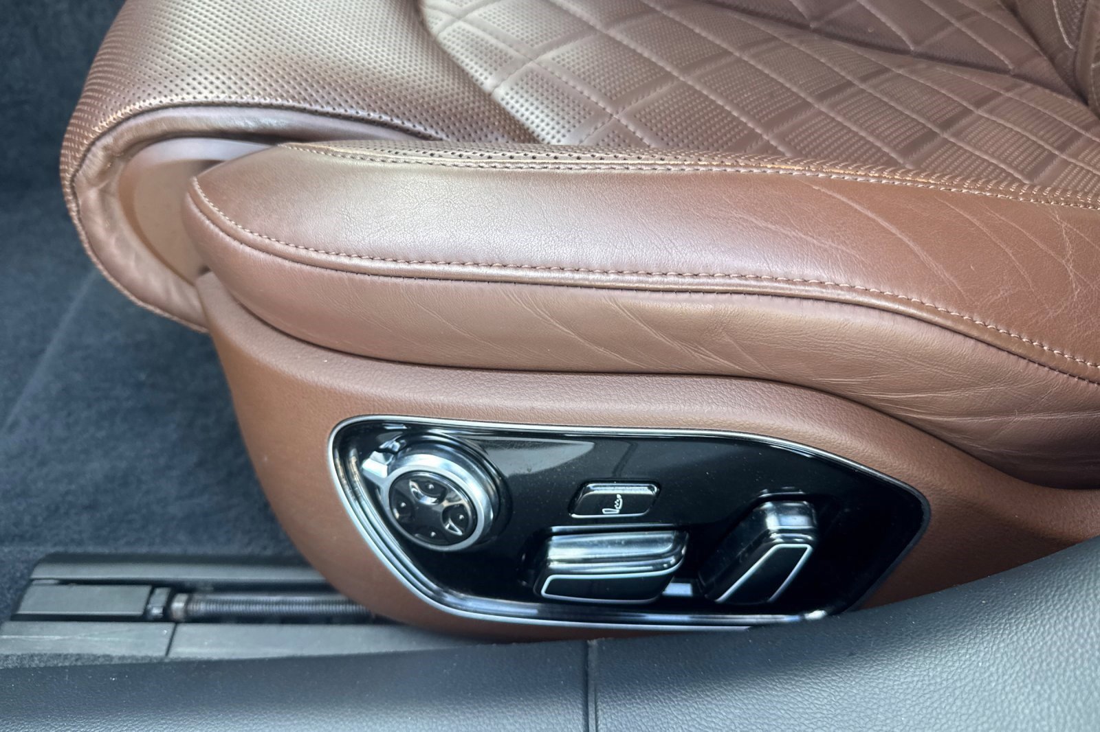 Used 2014 Audi A8 L 3.0T w/ Luxury Package image 13