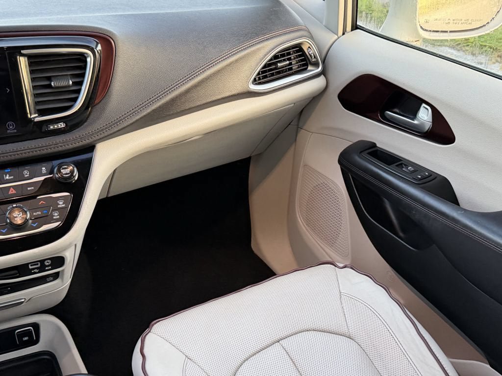 Used 2017 Chrysler Pacifica Limited FWD image 16