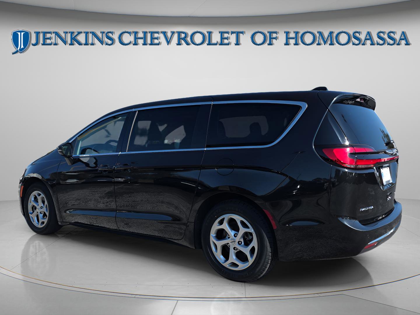 Used 2024 Chrysler Pacifica Limited FWD image 7
