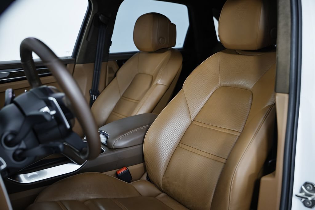 Certified 2023 Porsche Cayenne Turbo S AWD/4WD image 24