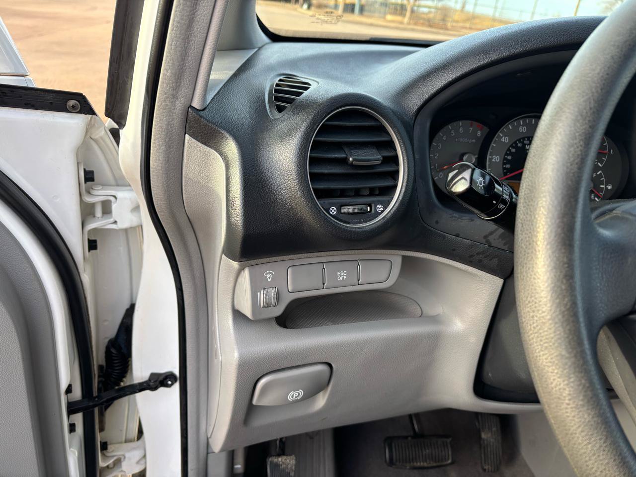 Used 2007 Kia Rondo LX FWD image 13