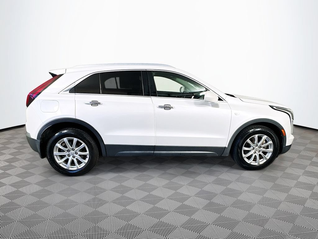 Used 2019 Cadillac XT4 Luxury w/ Cold Weather Package FWD image 4