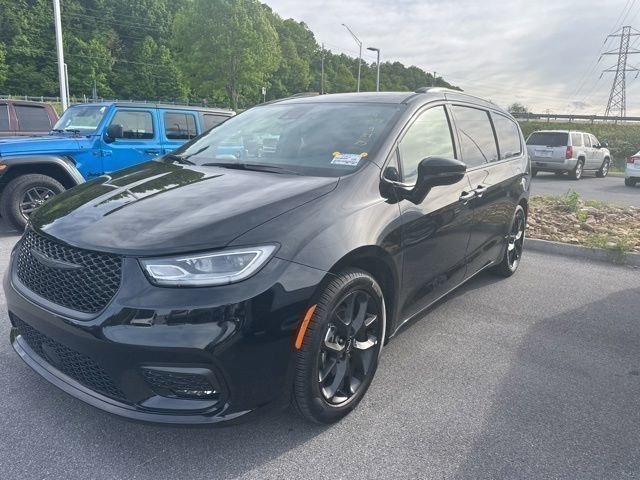 Used 2025 Chrysler Pacifica Limited FWD image 3