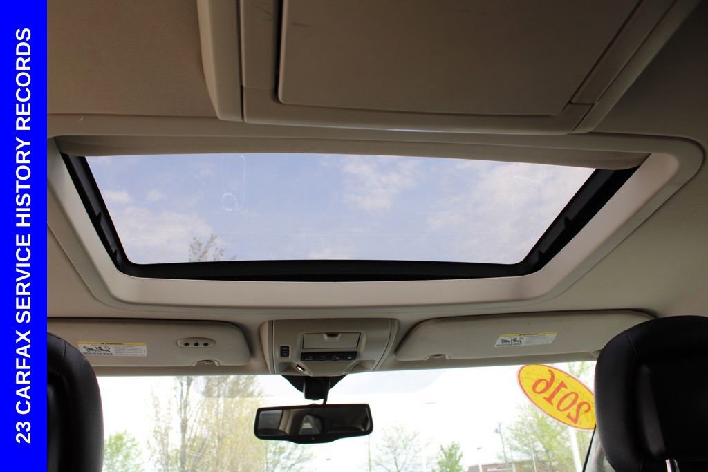 Used 2016 Chrysler Town & Country Touring-L image 32