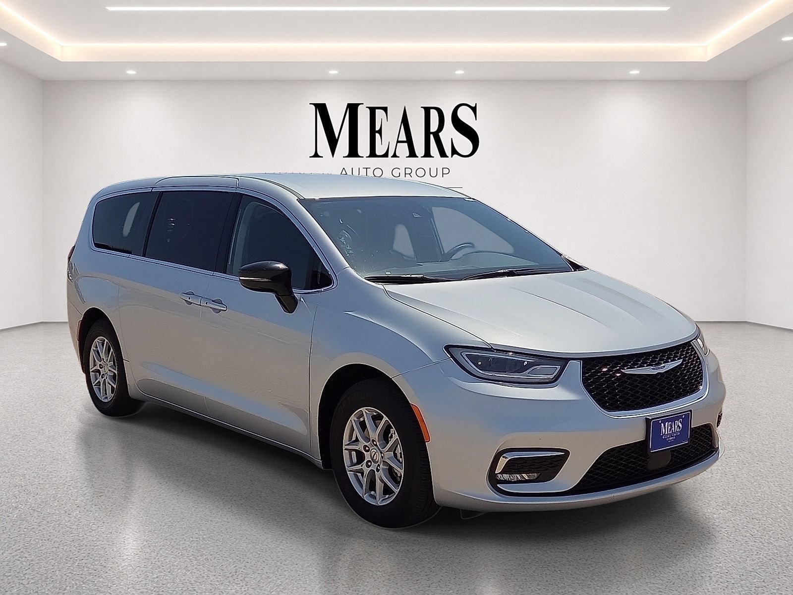 Used 2024 Chrysler Pacifica Touring-L FWD image 7