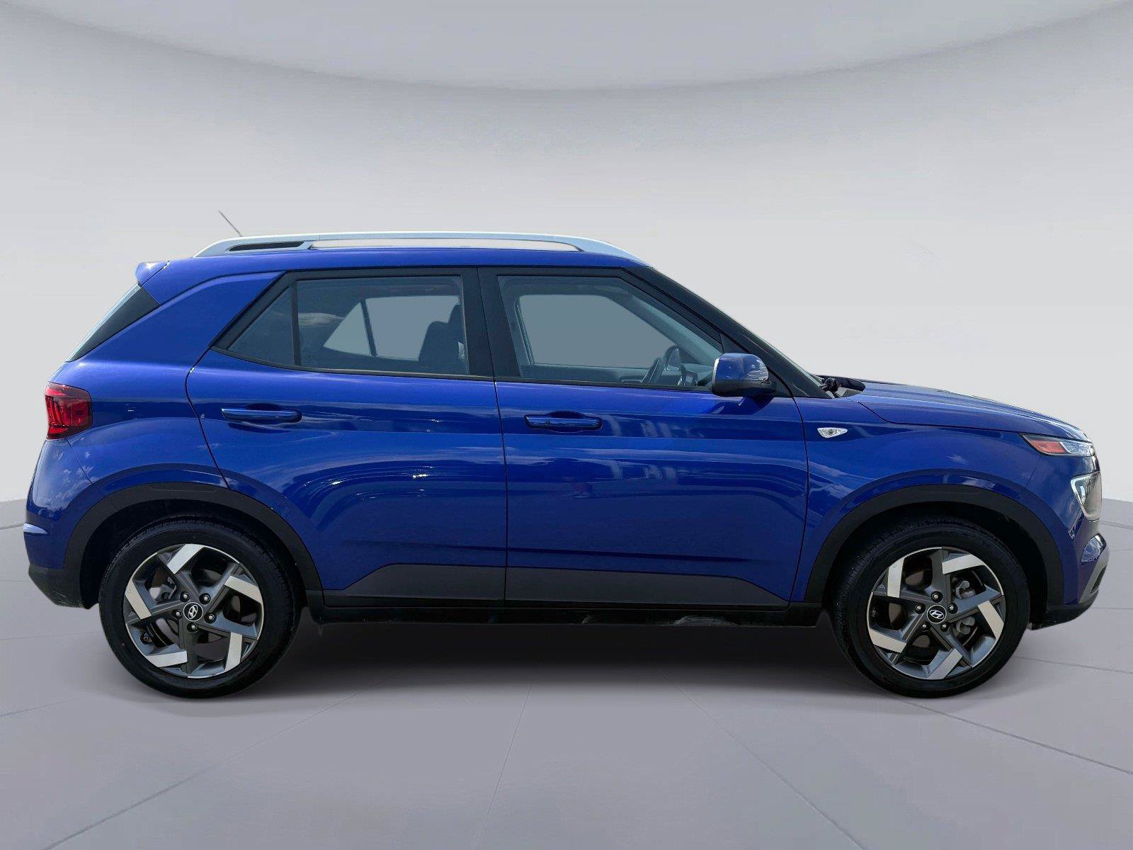 Used 2025 Hyundai Venue SEL FWD image 2