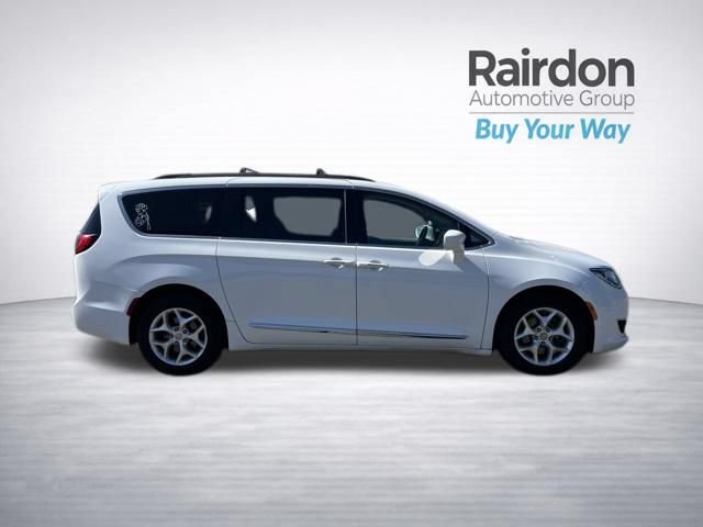 Used 2017 Chrysler Pacifica Touring-L w/ Tire & Wheel Group FWD image 8