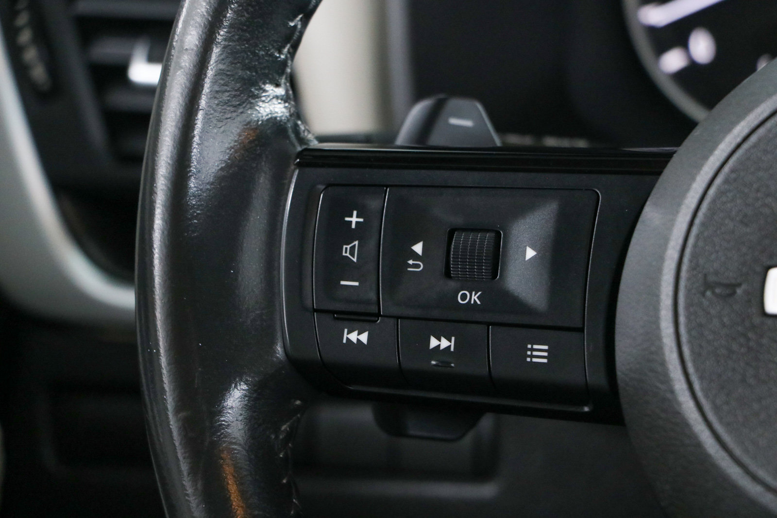 Used 2023 Nissan Rogue SV w/ SV Premium B Package FWD image 13