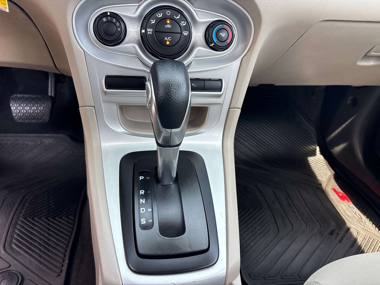 Used 2014 Ford Fiesta SE FWD image 29