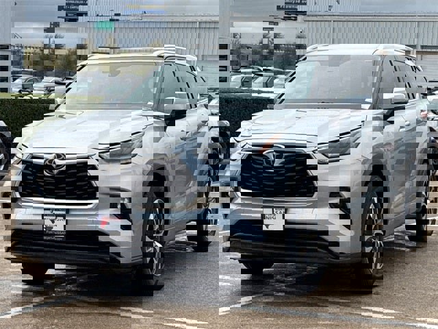 Used 2021 Toyota Highlander XLE image 4