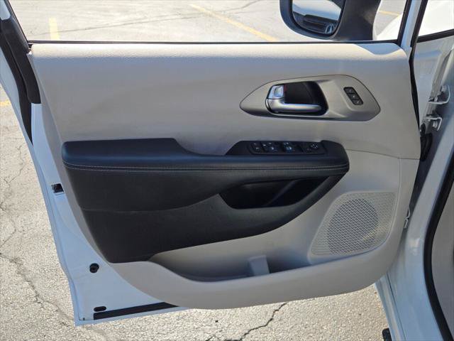 Certified 2023 Chrysler Pacifica Touring-L FWD image 20